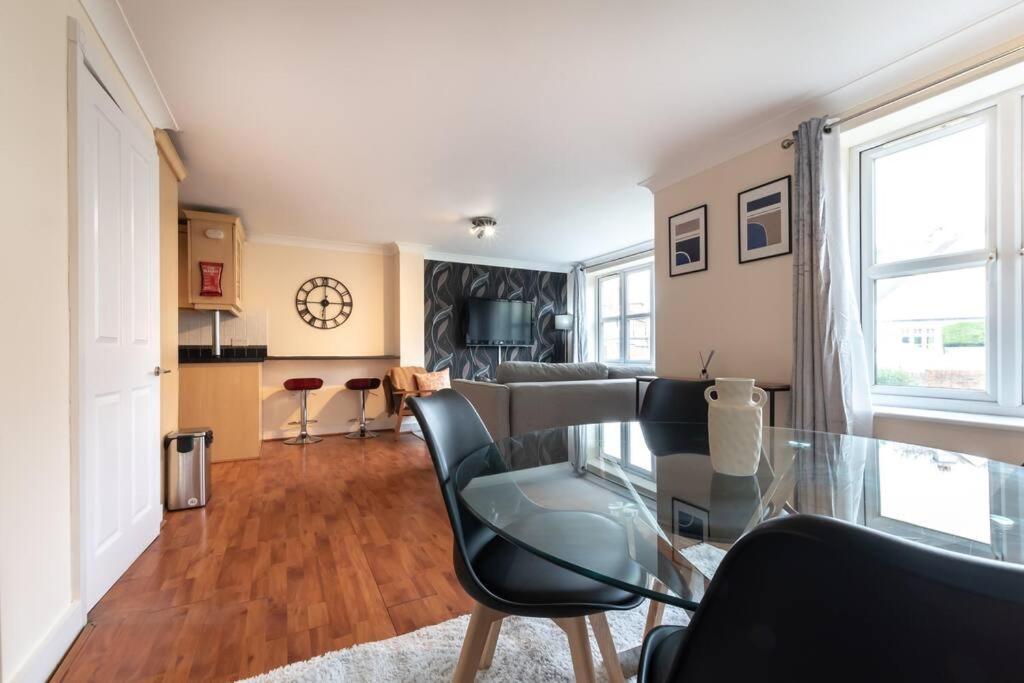 Zircon - 2 Bed Flat With Parking Apartment *